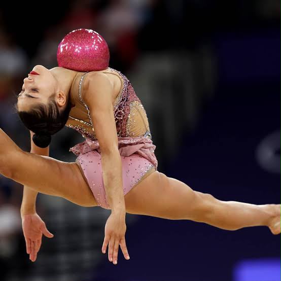 Competition-Grade Rhythmic Gymnastics Ball in Sparkly Pink – High-Grip 15 cm (Ages 3-9) & 18 cm (Ages 10+)